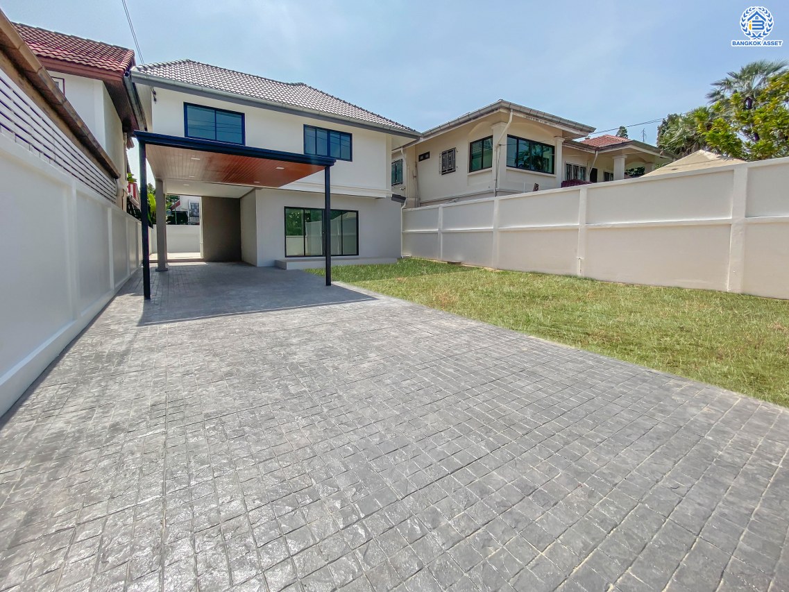 บ้านมือสองตกแต่งใหม่ โครงการ ป.ผาสุก บรมราชชนนี เนื้อที่ 77 ตร.ว. ฟังก์ชันจัดเต็ม 3 ห้องนอน 2 ห้องน้ำ จอดรถได้ 3 คัน บนทำเลศักยภาพ เข้า-ออกได้ทั้งถนนบรมราชชนนี ถนนพุทธมณฑลสาย2 และถนนกาญจนาฯ ใกล้ทางคู่ขนานลอยฟ้าบรมราชชนนี, เซ็นทรัลปิ่นเกล้า และม.มหิดล